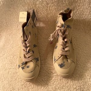 NWT Super cute Universal Thread high top sneakers.